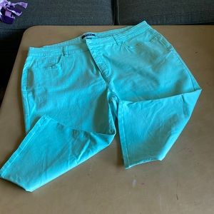 NWOT - Chap Mint Capris w/Pockets, Size 20W 97% Cotton 3% Elastane
